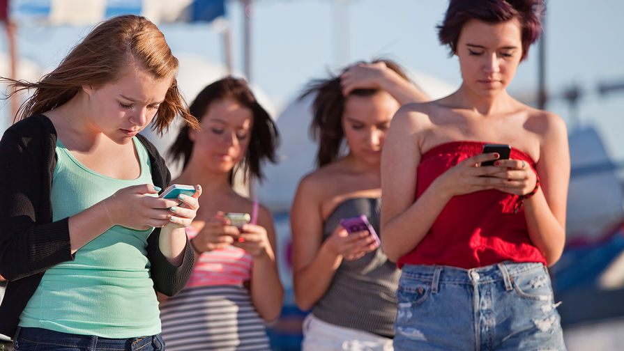Смартфоны делают подростков несчастными