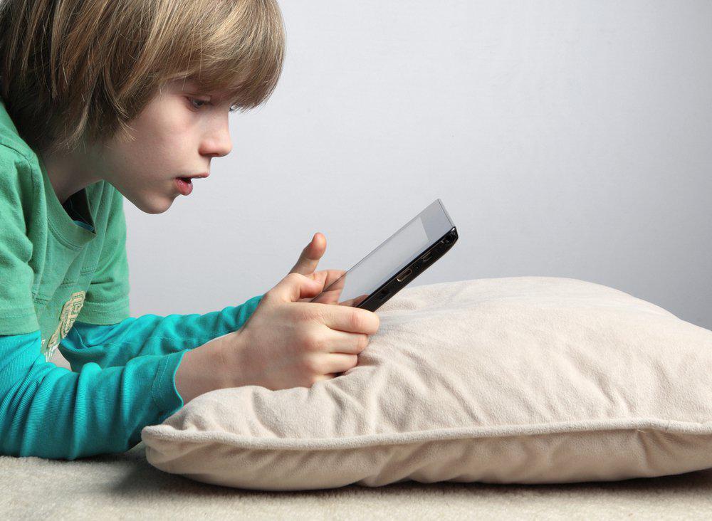 Половина детей в Украине засыпают со смартфоном в руках