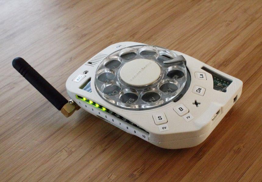 В США сделали мобилку в стиле старого дискового телефона