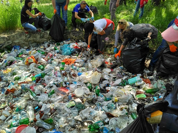 Завтра по всей Украине будут убирать мусор и наводить чистоту