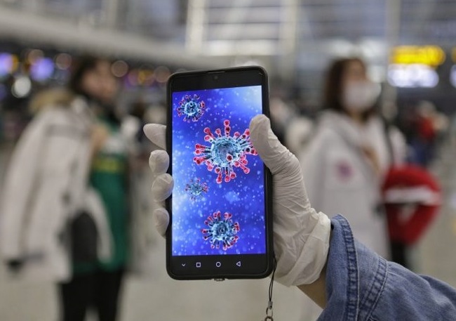 Ученые назвали срок жизни частиц коронавируса на смартфоне