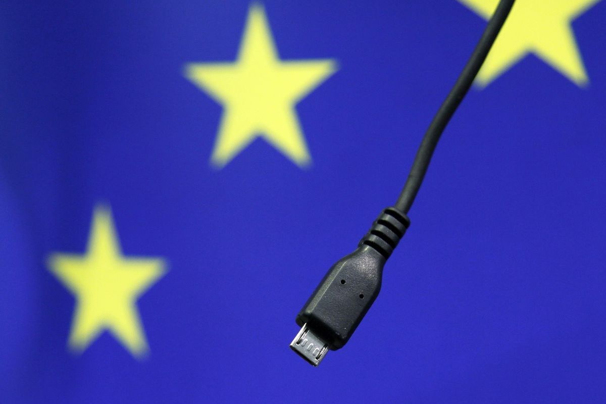 Евросоюз хочет ввести универсальную зарядку для смартфонов и планшетов