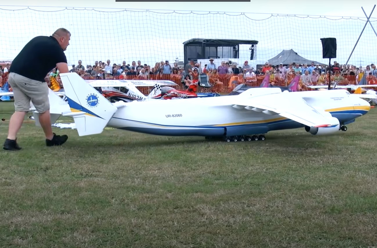 Радиоуправляемая Мрия и еще 4 самых больших игрушечных самолета в мире (видео)