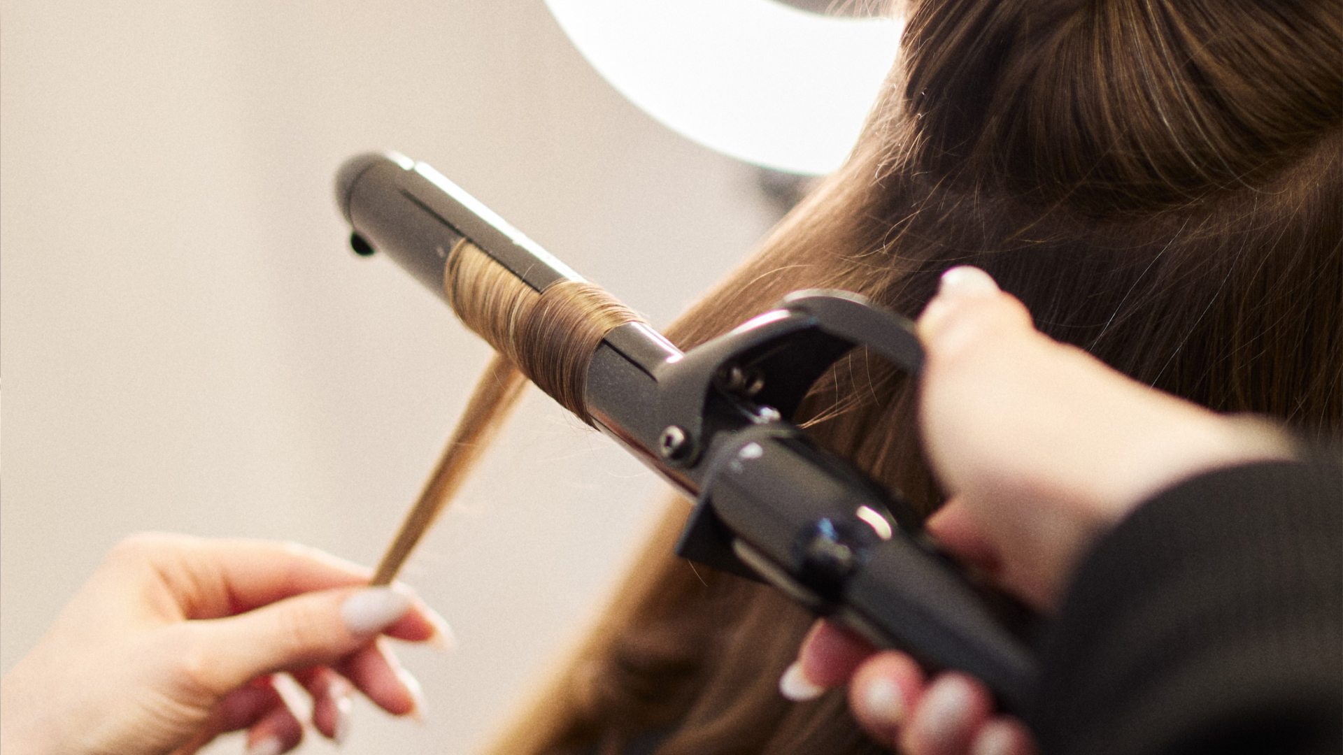 Яку укладку можна зробити стайлером: 5 універсальних варіантів для щоденного та святкового образу